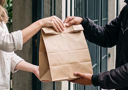 Entrega de pedido em sacola kraft
